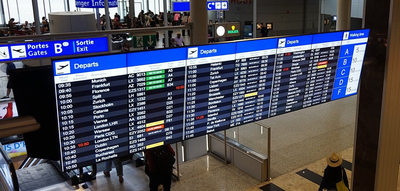 空港の出発案内板。ワーキングホリデーで渡航する準備をイメージした一枚