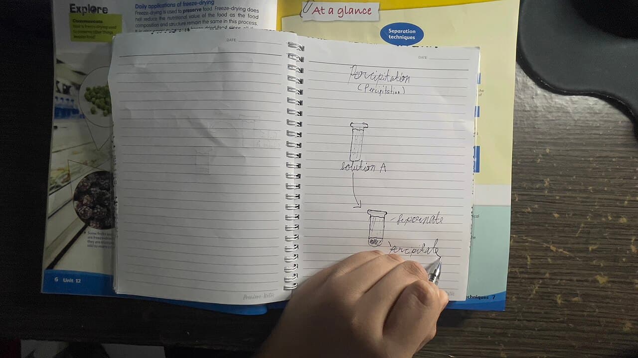 ノートに手書きで書き込む様子