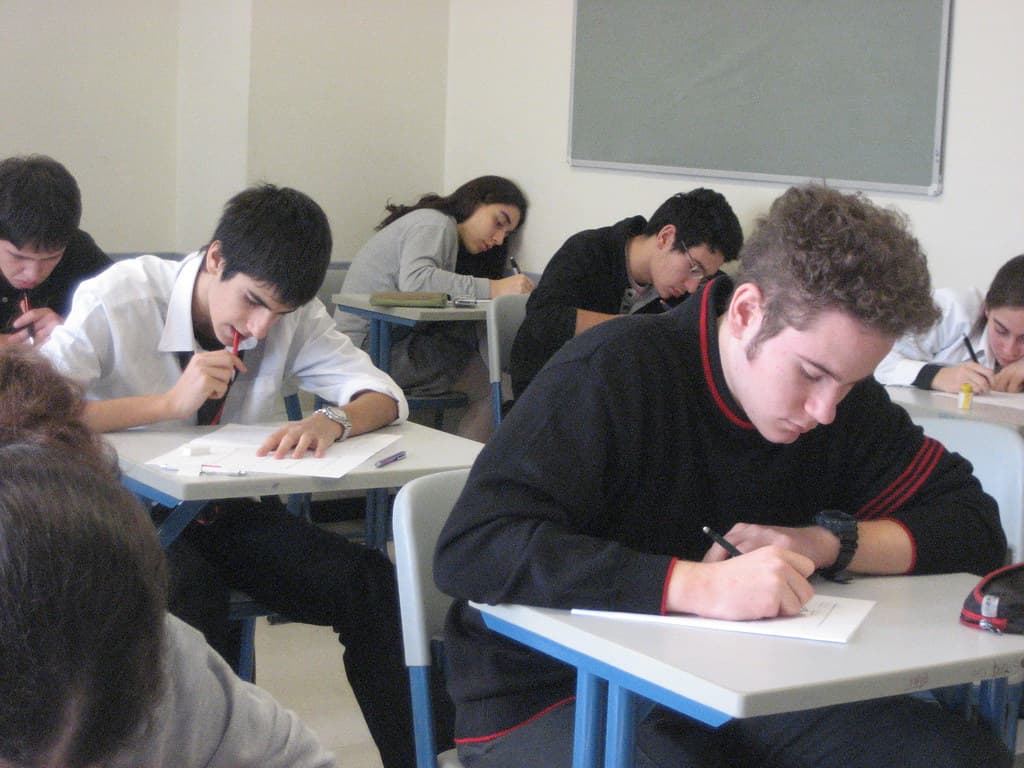 机に向かって試験の答案を書いている学習者の手元