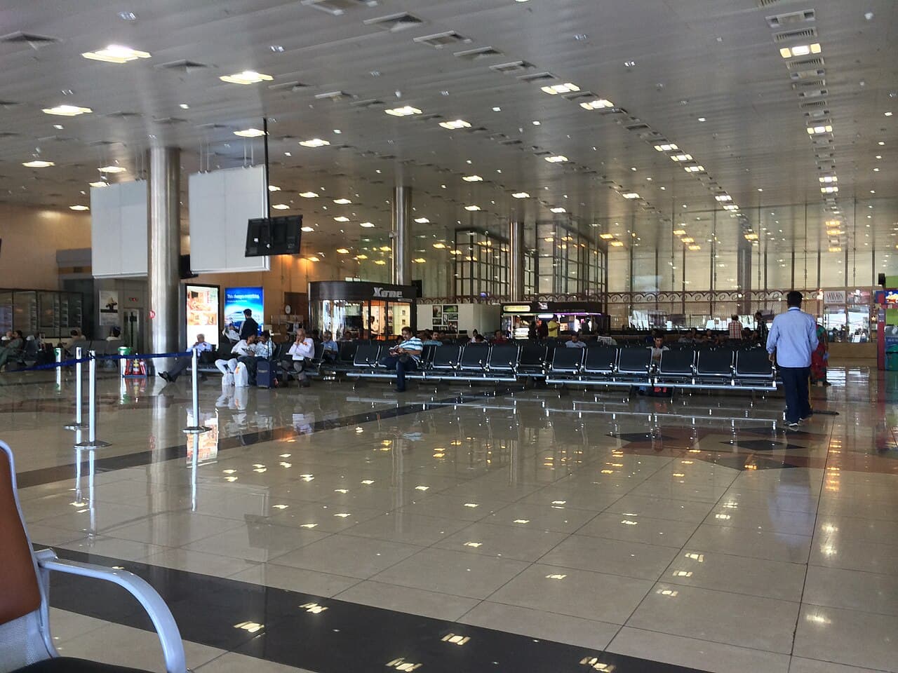 空港の出発ラウンジ