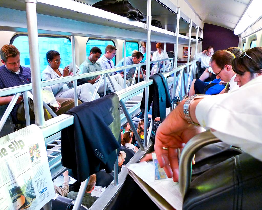 通勤電車に乗る社会人の様子