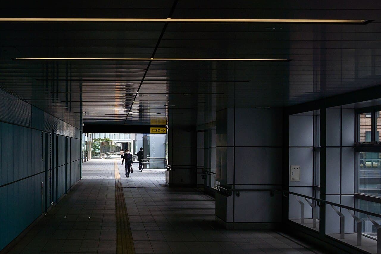 スーツ姿で東京・汐留駅へ向かうビジネスパーソン。就活・転職でのTOEICスコア評価という記事テーマを象徴する一枚(写真の人物は記事内容と無関係)