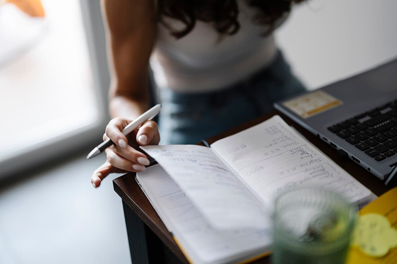 ノートに書き込みながら学習する様子。TOEIC600点突破を目指して基礎を積み上げる学習スタイルをイメージ