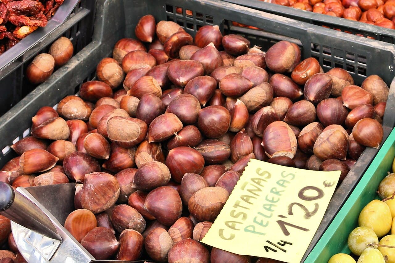 スペイン・グラナダの青果店に貼られた栗の値段表示(1.20€/kg)