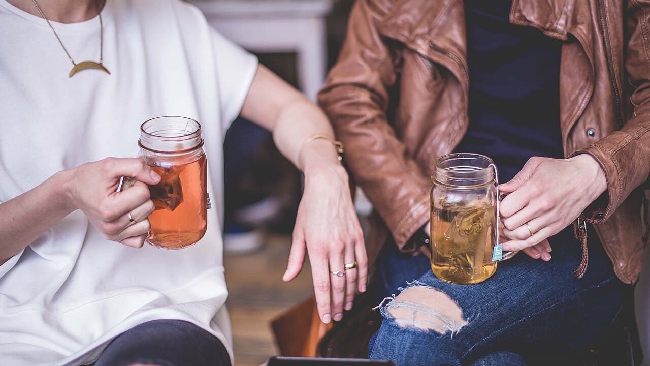 カフェで会話をする友人同士