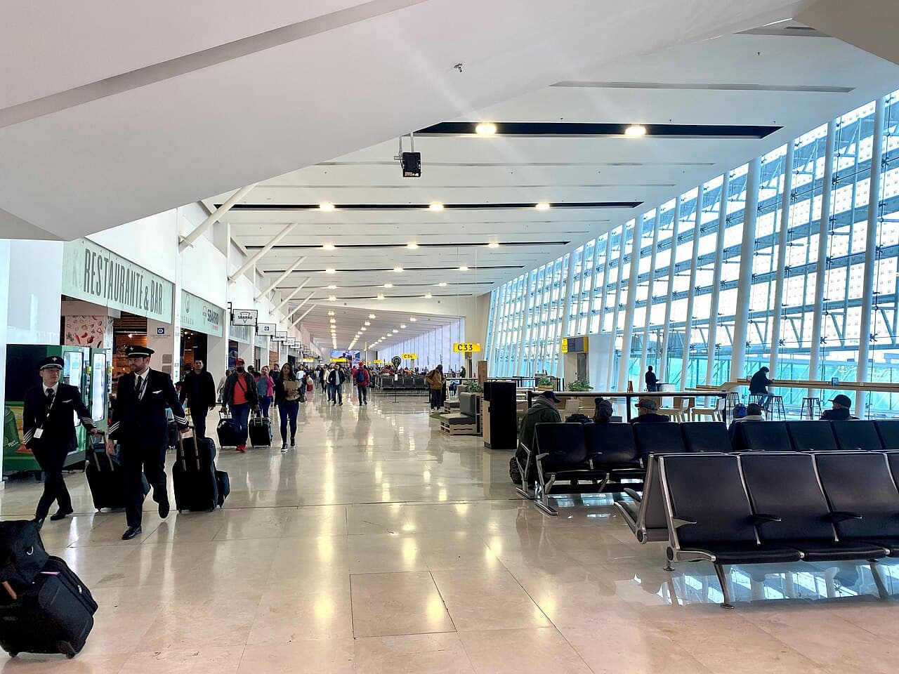 メキシコ・グアダラハラ国際空港の出発ゲート — 中南米への駐在・渡航前をイメージした一枚