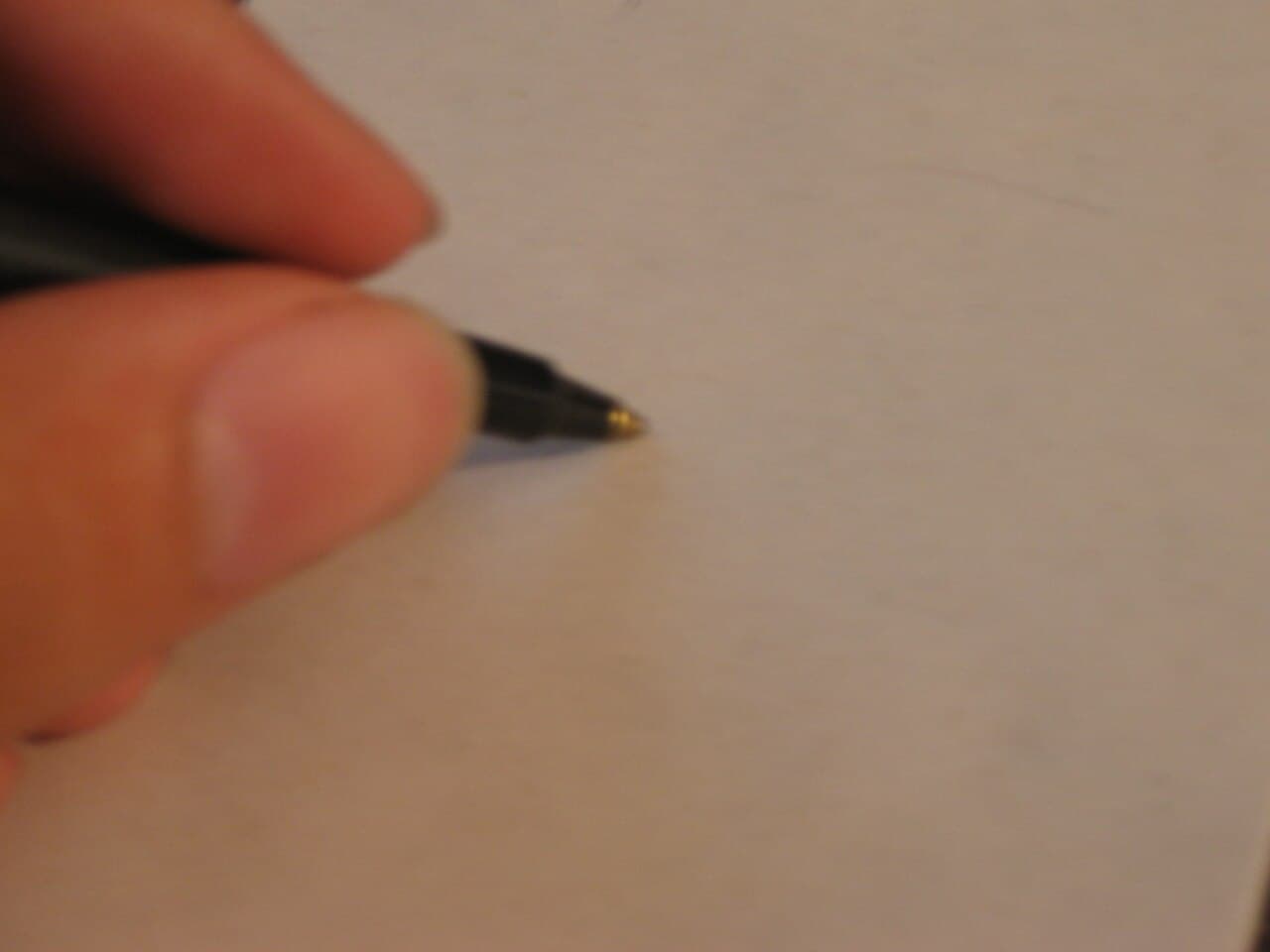 ペンで書類に書き込む手元 — 履歴書・職務経歴書の作成をイメージした一枚