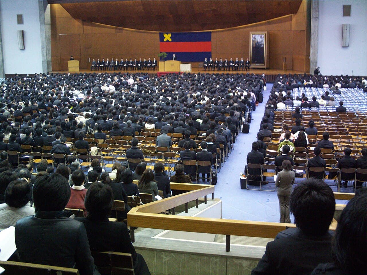 日本の大学の卒業式の様子(慶應義塾大学日吉記念館、2010年)