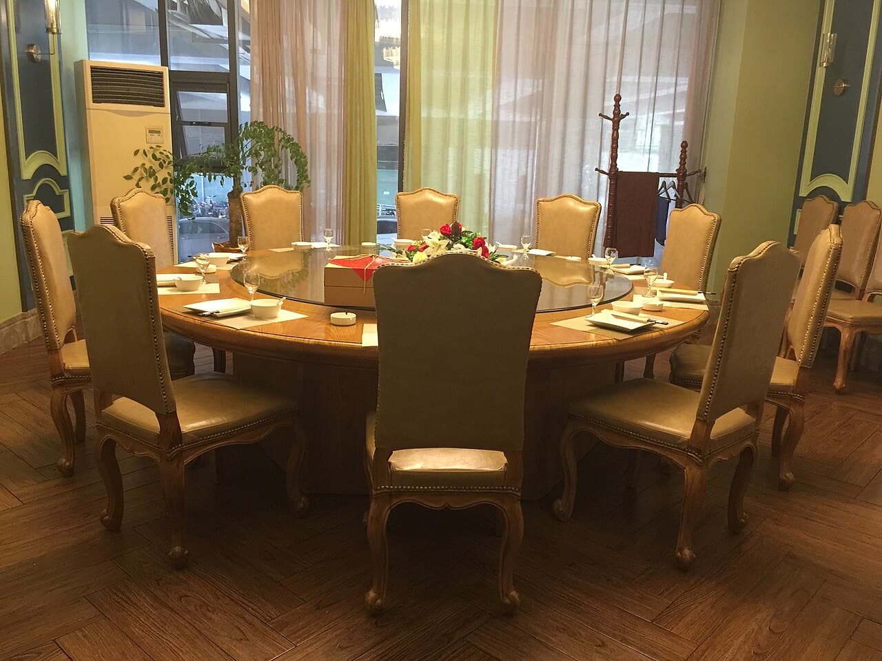 回転テーブル(Lazy Susan)付きの円卓。中国の接待や商談の会食で使われる典型的な形式