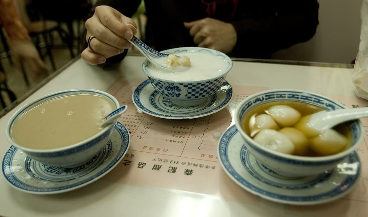 円卓に並んだ中華料理の数々(レストランでの注文フレーズのイメージ)