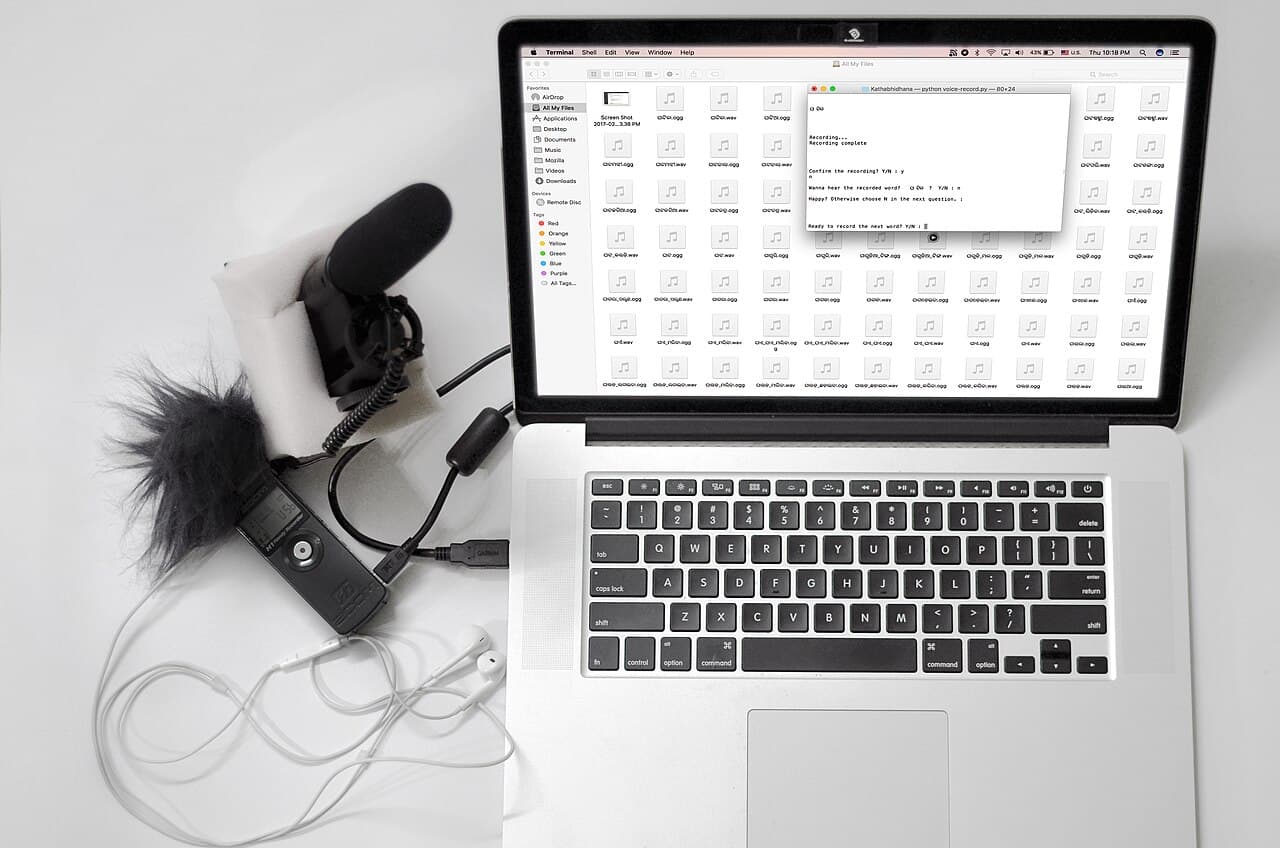 マイクを使った自宅録音のセットアップ。HSKKが全問録音方式であることを象徴するカット。
