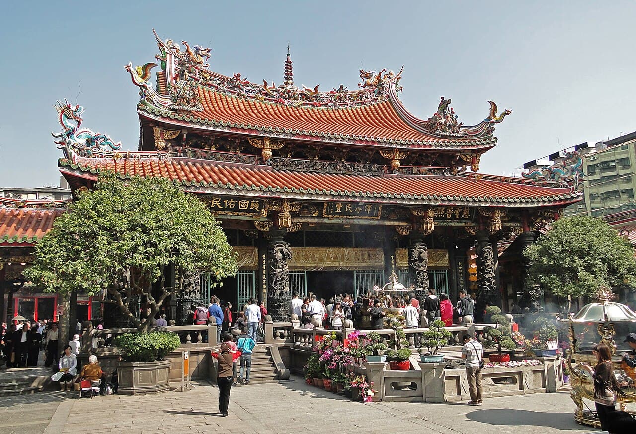 台北・龍山寺の本殿。台湾の寺廟でのお参りマナーを考えるうえで代表的な参拝スポット