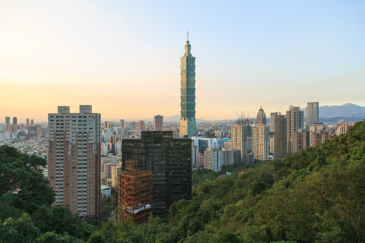 台北101タワーとオフィス街。台湾で正社員として働く日本人の多くが目指すビジネス拠点・台北を象徴するカット。