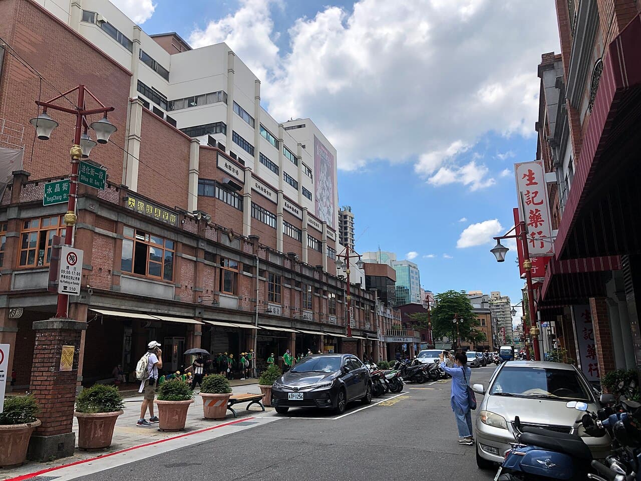 台北・迪化街の繁体字の看板が並ぶ通り。台湾で今も使われ続ける繁体字の街並みを、簡体字との対比の入り口として使用。